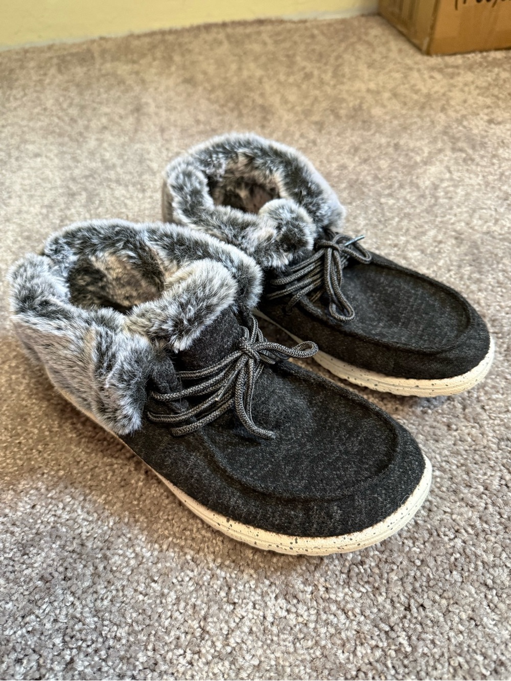 Hey Dude Worn Cozy Gray Winter Booties w/ Faux Fur around top w/ties Size US 7